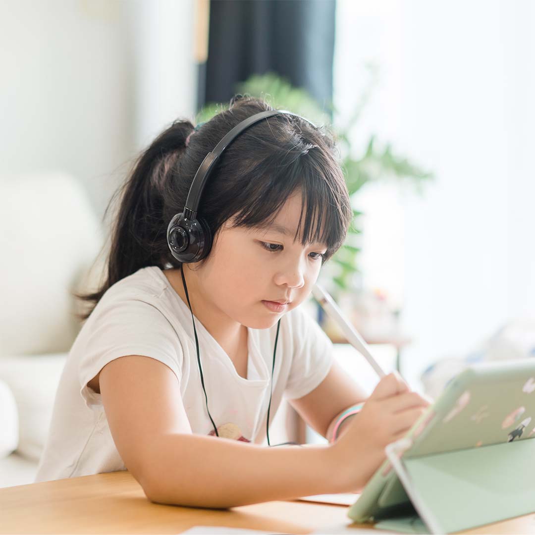 オンラインレッスンを受ける子ども。日本語学習に取り組む子ども