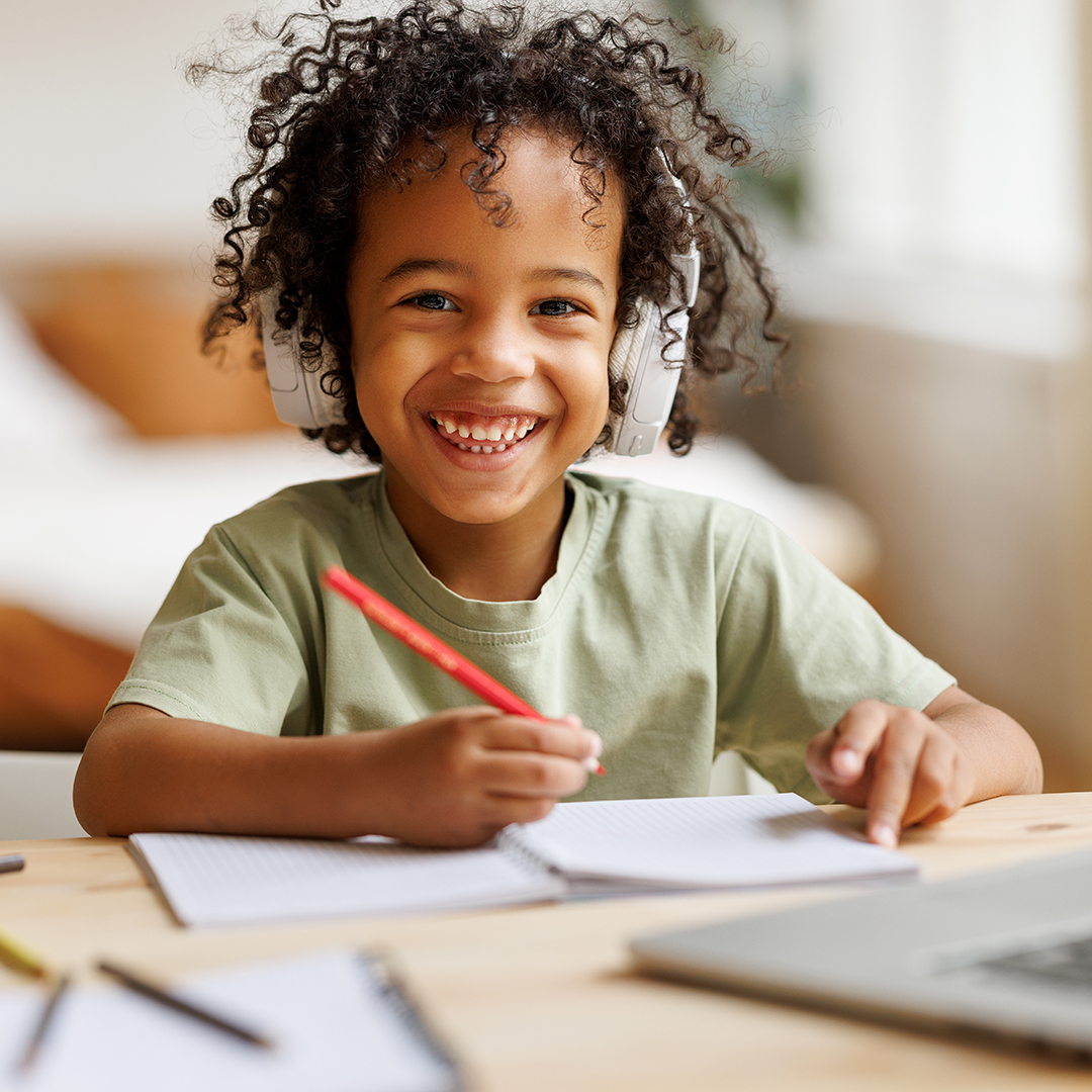 オンラインレッスンを受ける子ども。日本語学習に取り組む子ども