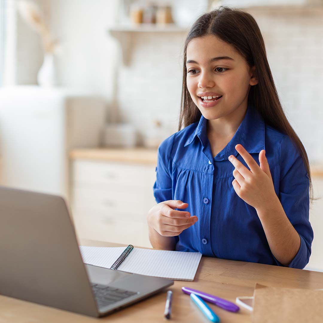 オンラインレッスンを受ける子ども。日本語学習に取り組む子ども