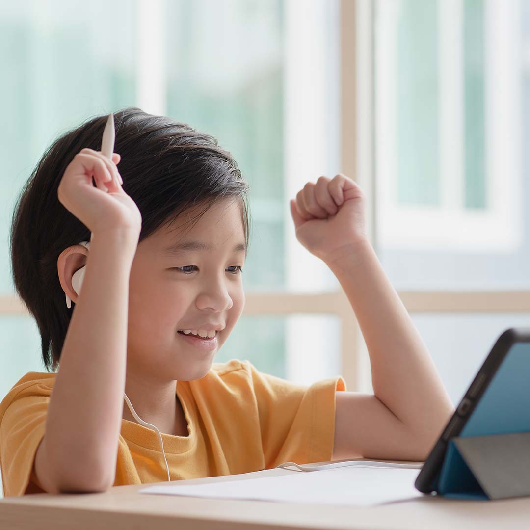 オンラインレッスンを受ける子ども。日本語学習に取り組む子ども