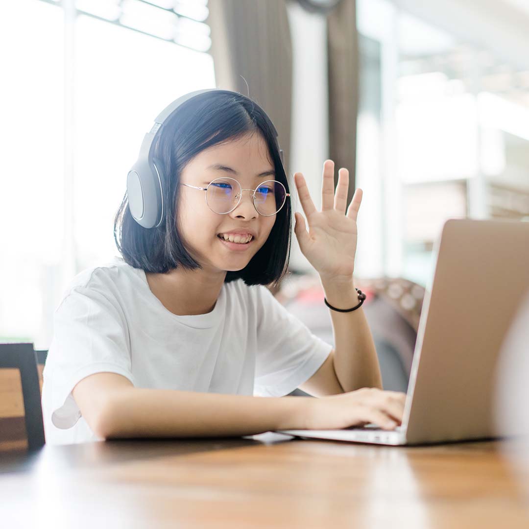 オンラインレッスンを受ける子ども。日本語学習に取り組む子ども