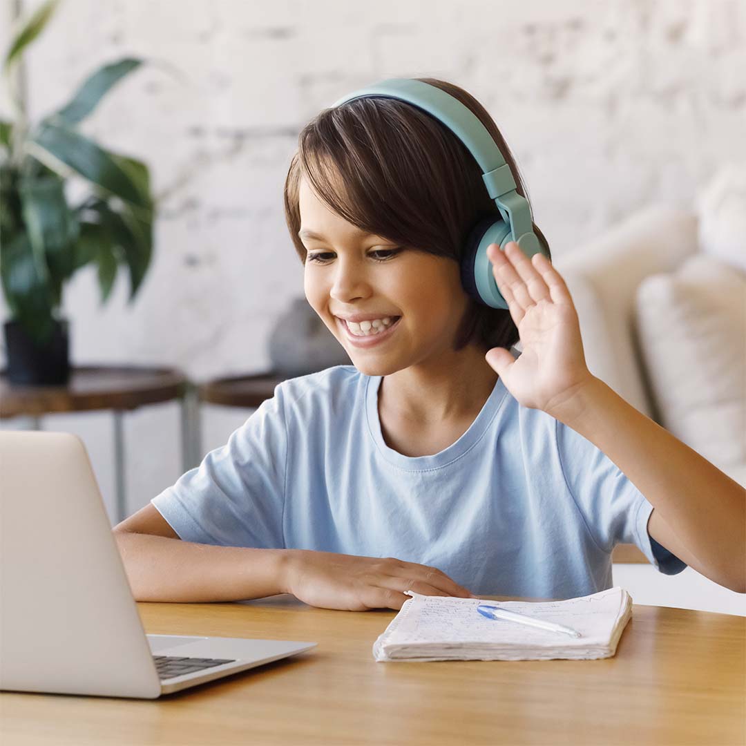 オンラインでレッスンを受ける子ども。日本語学習に取り組む子ども