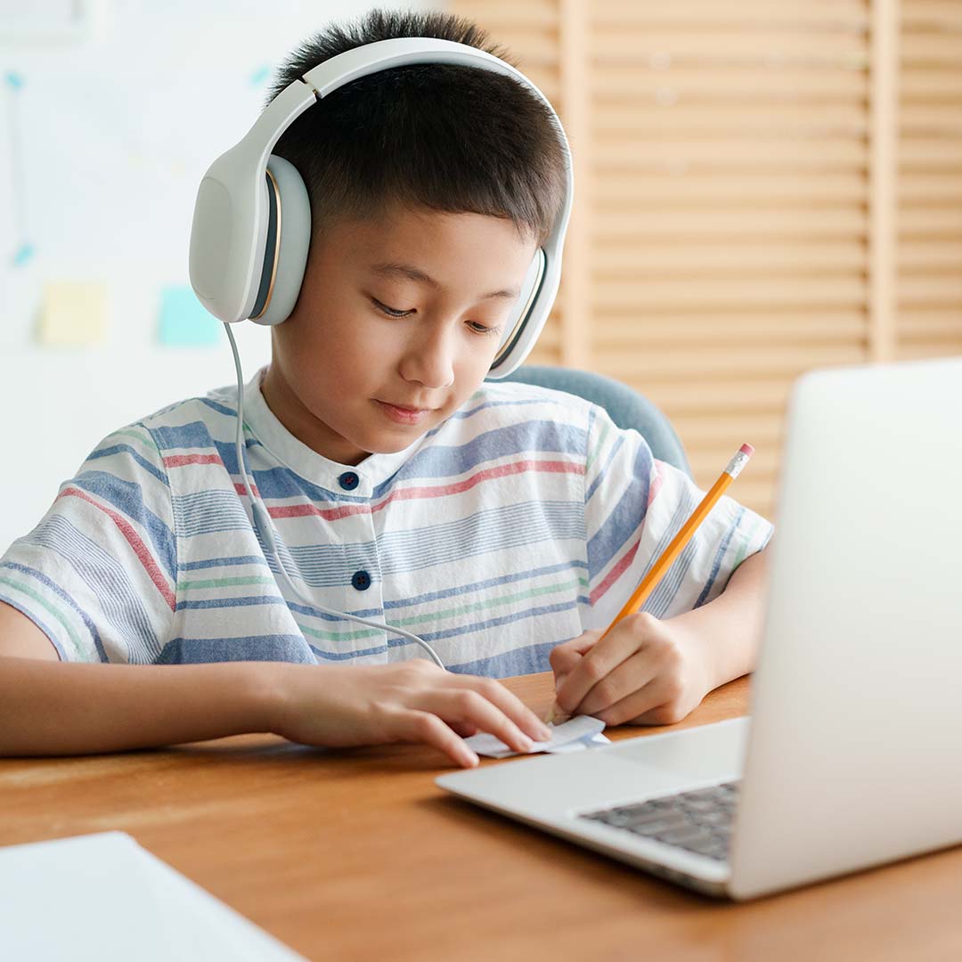 オンラインでレッスンを受ける子ども。日本語学習に取り組む子ども